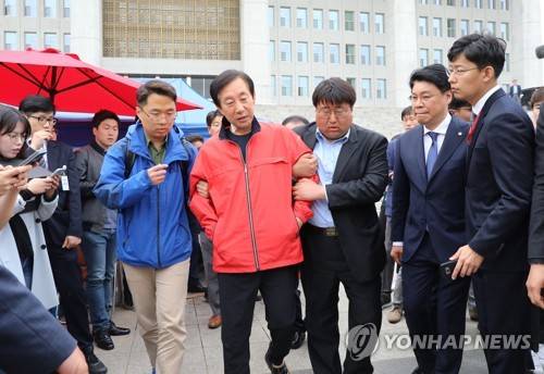 단식농성장 나서는 김성태 (서울=연합뉴스) 김주형 기자 = '드루킹 특검'을 요구하며 국회 앞에서 9일째 단식농성을 이어가고 있는 자유한국당 김성태 원내대표가 11일 오후 열린 자유한국당 의원총회의 결정으로 천막을 나서 병원으로 향하고 있다. kjhpress@yna.co.kr