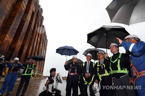 바로 선 세월호 둘러보는 이낙연 총리 (목포=연합뉴스) 정회성 기자 = 이낙연 국무총리(오른쪽 두번째)가 12일 전남 목포신항을 찾아 똑바로 세운 세월호 선체를 둘러보고 있다. 2018.5.12 hs@yna.co.kr (끝)