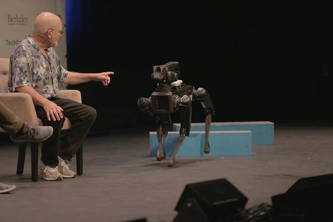 보스턴 다이내믹스 창업자 마크 레이버트가 11일 로봇컨퍼런스에서 스팟미니에 대해 설명하고 있다. 테크크런치