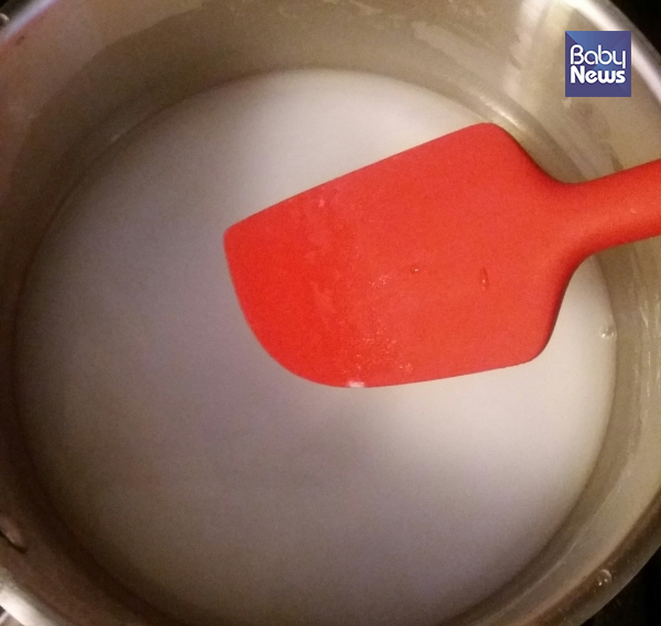 첫 이유식은 한국식으로 쌀 미음. ⓒ이은