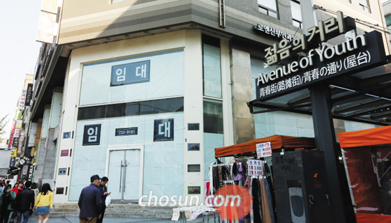 지난 11일 서울 종로구 종각 젊음의 거리 입구에 있는 빌딩 전면에 임대 안내문이 붙어 있다. 종로·종각 일대를 포함한 서울 도심 상권의 올해 1분기 공실률은 10.4%로 서울 평균(8.7%)보다 높다. /김연정 객원기자