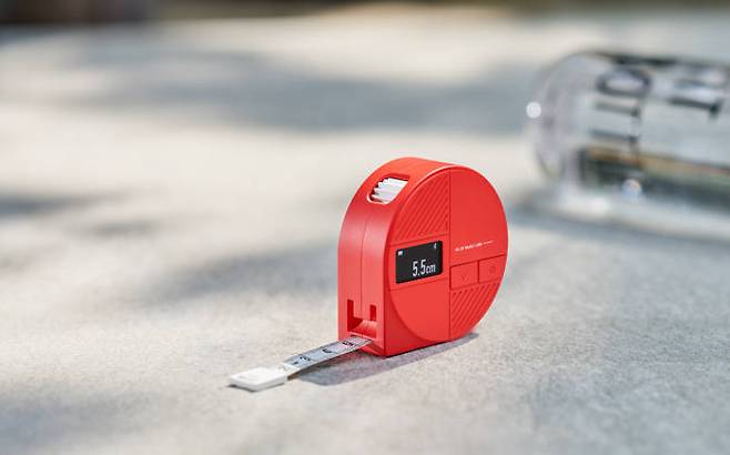 베이글랩스가 새로 선보이는 스마트 줄자 '파이'.