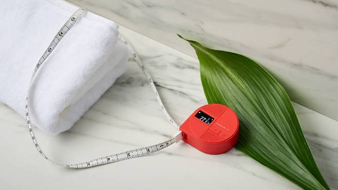 줄자 손잡이 부분에 걸쇠를 달아 둘레 길이 측정이 쉽다.