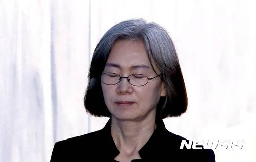 【서울=뉴시스】권현구 기자 = 최경희 전 이화여대 총장이 지난해 11월14일 오전 서울 서초구 서울고등법원에서 열린 '정유라 이화여대 특혜' 항소심 선고공판에 출석하고 있다. 2017.11.14. stoweon@newsis.com