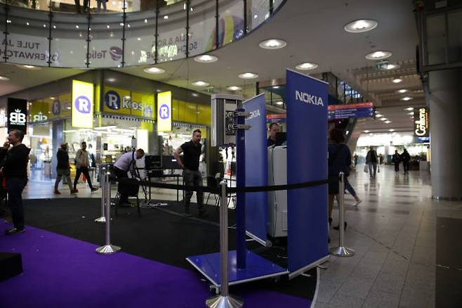 2018년 5월 핀란드 헬싱키 스톡만 백화점에서 노키아가 게임사와 연계한 통신장비 마케팅을 펼치고 있다.