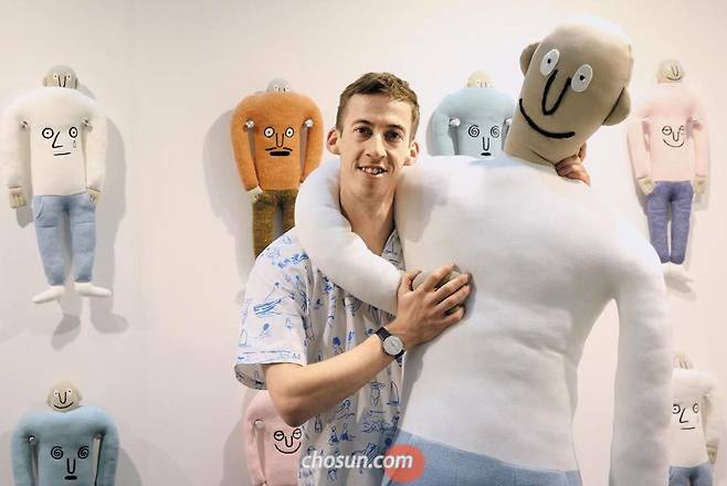 장 줄리앙이‘아트토이컬쳐’가 열린 서울 삼성동 코엑스몰에서 자신의 캐릭터 봉제 인형을 안고 있다. /성형주 기자