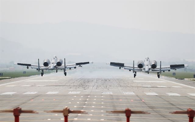 한미 양국 공군의 연합공중훈련 '맥스선더'(Max Thunder)가 시작된 11일 경기도 평택 주한 미공군 오산기지에서 A-10 공격기가 착륙하고 있다. 연합뉴스