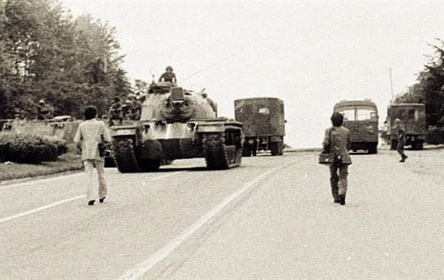 [저작권 한국일보] 24일 내신 기자들이 광주 외곽에 주둔해 있던 계엄군의 탱크를 향해 다가가고 있다.