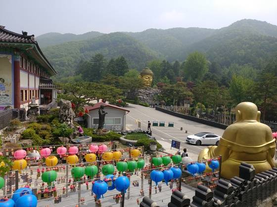 경기도 용인 와우정사 경내 모습. 한해 외국인 관광객이 30만명 찾는다. 김민욱 기자