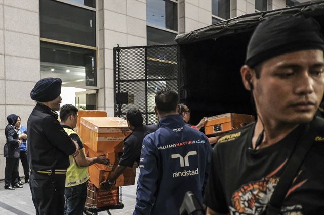 말레이시아 경찰이 18일 나집 라작 전 총리 소유의 주택에서 압수한 물품들을 쇼핑카트로 실어나르고 있다. 쿠알라룸푸르=EAP연합뉴스