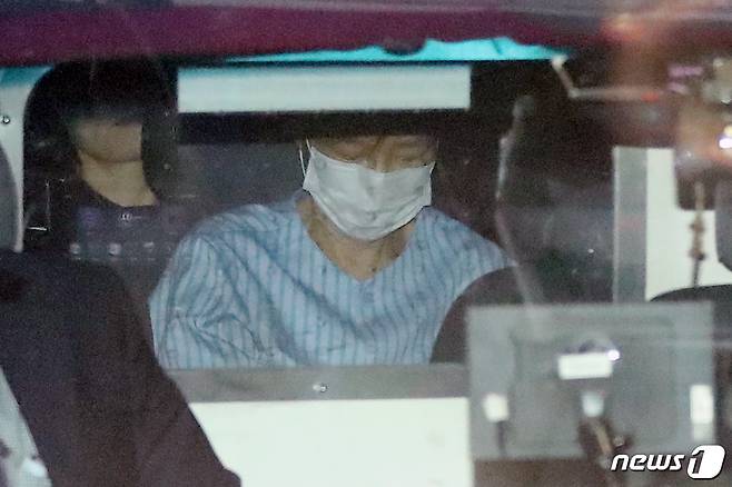 박근혜 전 대통령이 5월9일 서울 서초구 강남성모병원에서 진료를 마친 뒤 구치소로 돌아가고 있다.  © News1 민경석 기자