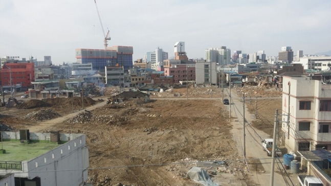 서울과 수도권은 물론 지방에서 재개발 사업을 진행 중인 조합들이 잇따라 시공사 찾기에 나서고 있다. 사진은 철거가 진행 중인 지방의 한 재개발 현장 모습.ⓒ데일리안DB