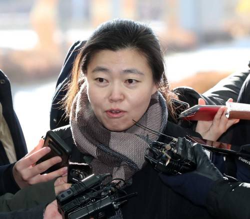 서지현 검사 성추행 피해 사건을 당시 검찰 내부에서 덮었다는 의혹을 주장한 임은정 검사가 참고인으로 조사를 받기 위해 지난 2월 6일 오전 서울 송파구 서울동부지방검찰청으로 출석하며 취재진 질문에 답변하고 있다. 뉴시스