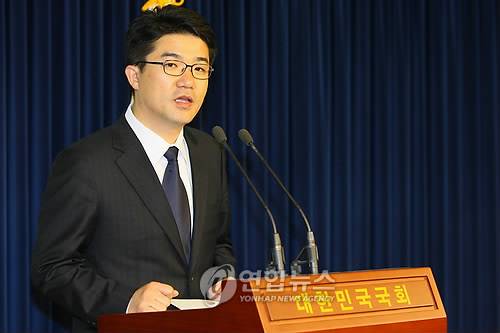 송인배 예비후보 기자회견 (서울=연합뉴스) 박지호 기자 = 경남 양산 국회의원 재선거에 출마하는 민주당 송인배 예비후보(전 청와대 사회조정비서관)가 17일 오후 국회 정론관에서 기자회견을 하고 있다. 2009.9.17 jihopark@yna.co.kr