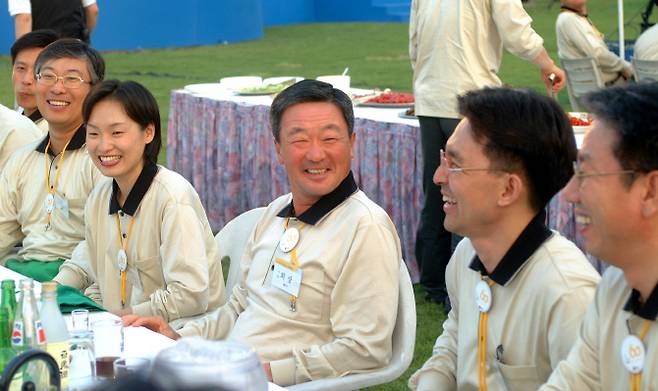 ▲2002년 5월 구본무 회장(가운데이 직원들과 대화를 나누고 있다. 사진=LG