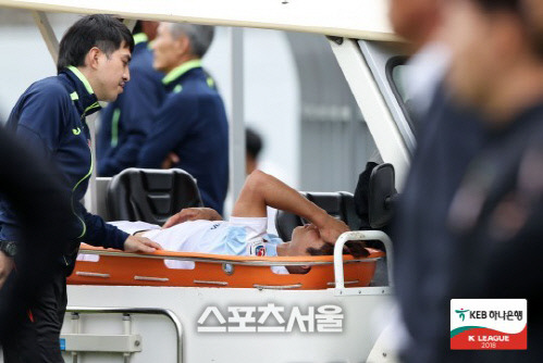이근호가 지난 19일 강원전 도중 넘어져 들 것에 실려나가고 있다. 제공 | 한국프로축구연맹