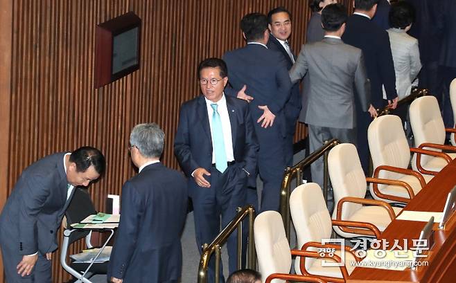 염동열 자유한국당 의원(왼쪽)이 21일 국회 본회의에서 자신과 홍문종 의원에 대한 체포동의안에 투표하기 위해 줄을 선 동료 의원들에게 인사를 하고 있다. 권호욱 선임기자