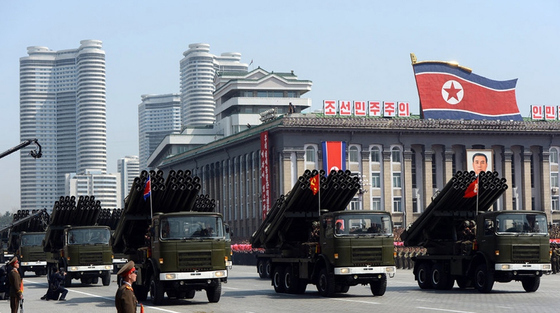 열병식에 등장한 북한군 240mm 방사포는 총 22개의 발사관을 탑재하고 있다. [사진 중앙포토]