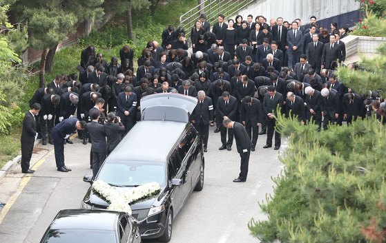 22일 오전 서울 종로구 서울대병원 장례식장에서 유가족과 임직원들이 지켜보는 가운데 故 구본무 LG그룹 회장의 발인식이 엄수되고 있다. [뉴스1]