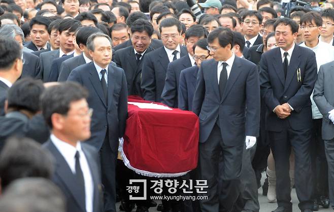 경남 김해 봉하마을 부엉이바위에서 투신한 고 노무현 대통령의 시신이 마을회관으로 옮겨지고 있다. 2009.5.23 / 서성일 기자