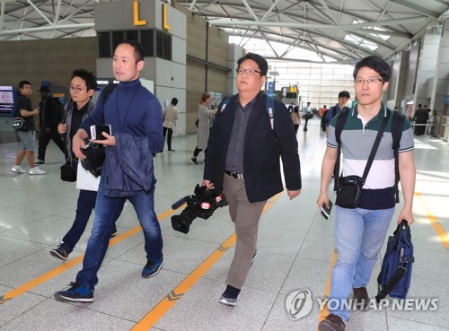 사진은 지난 21일 북한 풍계리 핵실험장 폐기 행사를 위해 인천국제공항에서 중국 베이징(北京)으로 향하고 있는 한국 취재진 [연합뉴스 자료사진]