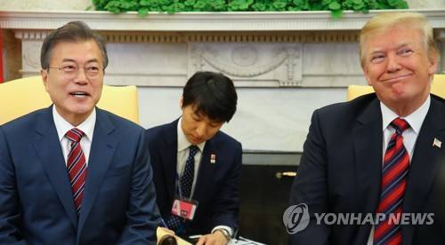 기자회견 된 한-미 정상 단독회담 (워싱턴=연합뉴스) 황광모 기자 = 문재인 대통령이 22일 오후(현지시간) 백악관 오벌오피스에서 열린 단독회담에서 발언하고 있다. 도널드 트럼프 미 대통령이 문 대통령의 발언을 통역을 통해 듣다 미소짓고 있다. 2018.5.23 hkmpooh@yna.co.kr