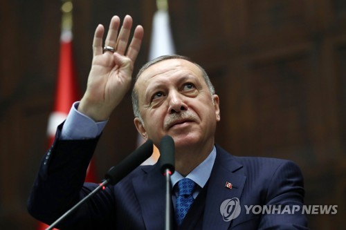 AKP 의원총회에서 '라비아 사인' 하는 에르도안 터키 대통령 [AFP=연합뉴스]