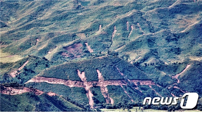 북한 평강군 남대천 일대의 산림 황폐화 모습(녹색연합 제공). © News1
