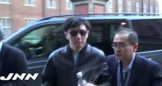 2015년 5월 영국 팝가수 에릭 클랩턴의 공연을 관람하기 위해 런던을 방문한 북한 김정은 국무위원장의 친형 김정철(왼쪽)을 태영호 당시 북한 공사가 안내하고 있다. [사진제공=JNN]