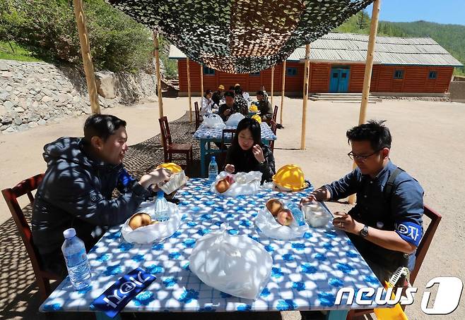 남측 공동취재단과 국제기자단이 샌드위치와 사과 배로 구성된 점심식사를 하고 있다. 2018.5.25/뉴스1 © News1 사진공동취재단