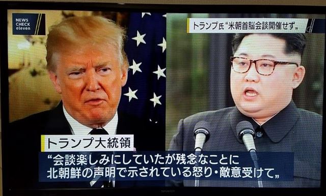 NHK가 24일 밤 뉴스 프로그램에서 도널드 트럼프 미국 대통령이 6.12 북미정상회담을 취소한다고 전격 발표한 소식을 전하고 있다. 도쿄=연합뉴스