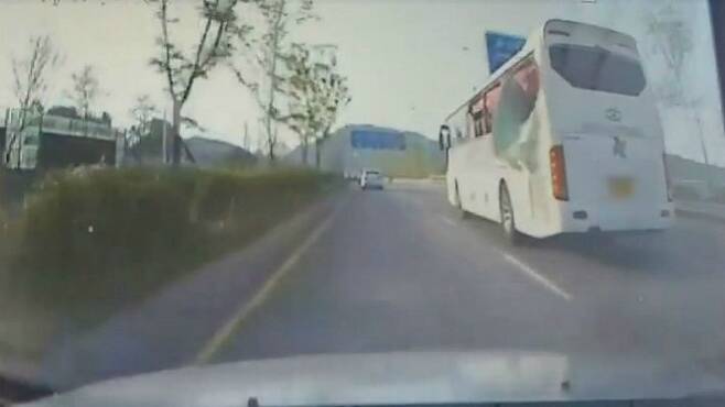 달리던 버스에 유리창 한 개가 도로 위로 떨어졌다. (사진=카카오TV 영상 캡처)