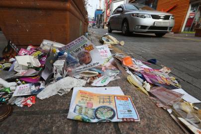 길거리에 나뒹굴고 있는 전단지(사진=연합뉴스)