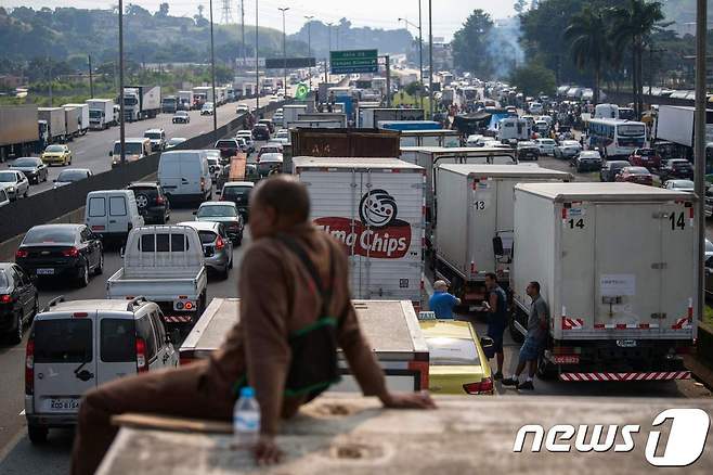 브라질 리우데자네이루주두 케데카시아스 지역 내 도로를 일부 점거한 트럭 운전사 파업 참여자들. © AFP=뉴스1