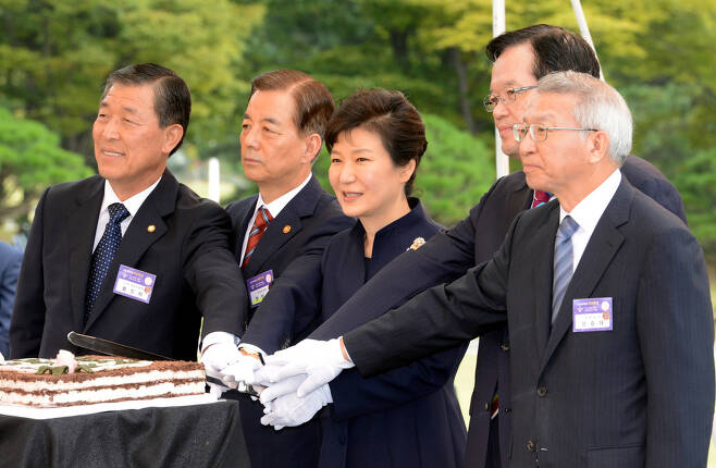 2014년 10월1일 국군의 날 경축연에 참석한 박근혜 대통령과 양승태 대법원장(맨 오른쪽). 청와대 사진기자단