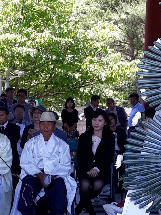 제13회 들불상 수상자인 서지현 검사가 26일 국립5·18민주묘지 역사의 문에서 열린 시상식에 참석했다.