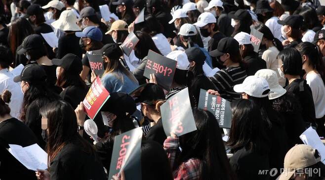 26일 오후 서울 중구 청계천 한빛광장에 모인 여성들이 경찰과 검찰이 성별에 따라 편파수사를 하고 있다며 규탄시위를 하고 있다. /사진=뉴시스