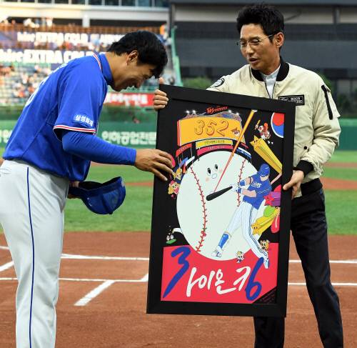 염경엽 단장이 이승엽의 마지막 문학 SK전을 앞두고 기념 액자를 전달하고 있다. 2017.09.01. 김도훈기자 dica@sportsseoul.com