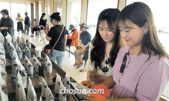 지난 25일 오후‘가파도 프로젝트’로 새로 단장한‘가파도 터미널’에서 관광객들이 현지 특산물인 돌미역 제품을 살펴보고 있다. /김민정 기자