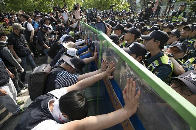 민주노총 조합원들이 28일 오후 국회 인근에서 ‘최저임금 산입법위 개악 저지 수도권 총파업대회’를 열어 국회로 행진을 시작하자 경찰이 가로막아 대치하고 있다. 김성광 기자 flysg2@hani.co.kr