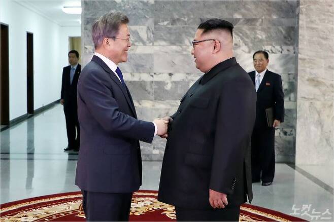 26일 오후 판문점 북한측 통일각에서 문재인 대통령과 김정은 북한 국무위원장이 극비리에 2차 정상회담을 위해 만나 인사를 나누고 있다. (사진=청와대 제공)