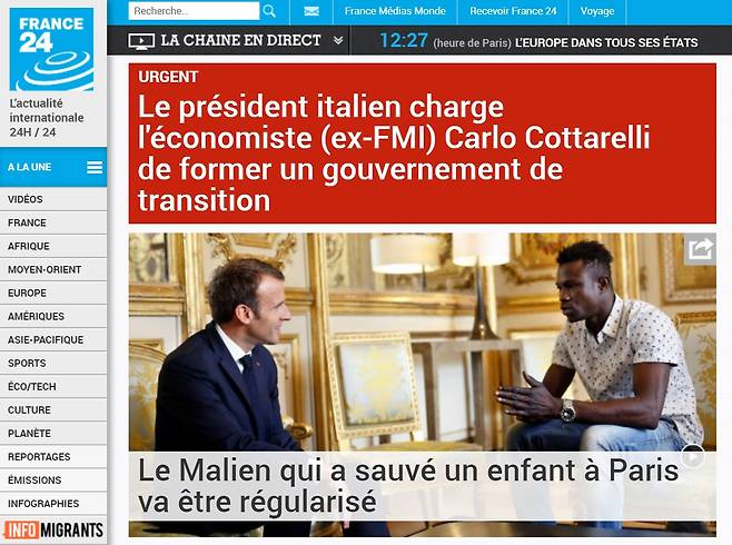 아파트 난간에 매달린 아프리카 청년의 프랑스 국적 획득을 보도하는 프랑스 24 방송 갈무리. ⓒ프랑스24