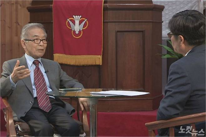 문익환목사탄생100주년기념사업회 상임공동대표인 김상근 목사(KBS 이사장, 좌측)이 인터뷰를 하고 있는 모습.