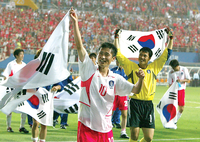 2002년 월드컵 한국과 이탈리아의 8강전에서 이영표가 승리 후 자축 세리머니를 하고 있다. © 특별취재단