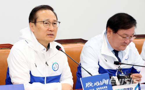 【서울=뉴시스】이종철 기자 = 31일 오전 서울 여의도 국회에서 열린 더불어민주당 정책조정회의에서 홍영표 원내대표가 모두발언을 하고 있다. 2018.05.31. jc4321@newsis.com