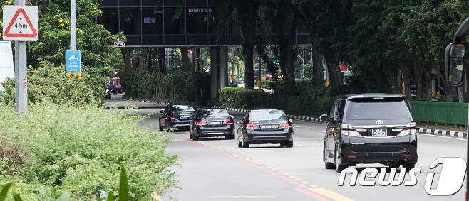 김창선 북한 국무위원회 부장이 탄 차량(오른쪽 두 번째)이 31일 싱가포르 풀러튼 호텔을 빠져나와 어디론가 향하고 있다. 2018.5.31/뉴스1 © News1 유승관 기자