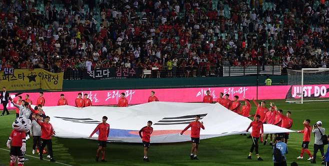 1일 오후 8시 전주월드컵경기장에서 열린 대한민국과 보스니아 헤르체고비나의 친선 경기 종료 후 팬들에게 인사를 거내고 있는 대한민국 대표팀 선수들. ⓒ이근승