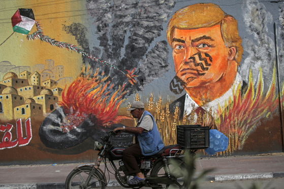 가자지구 거리 벽면에 그려진 도널드 트럼프 미국 대통령의 모습. [EPA=연합뉴스]