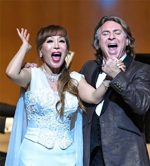 ‘디바&디보’ 공연에서 조수미와 알라냐는 ‘그리운 금강산’과 칸초네 ‘5월의 어느 날 밤’ 등 앙코르곡 6곡을 선물했다. 세종문화회관 제공