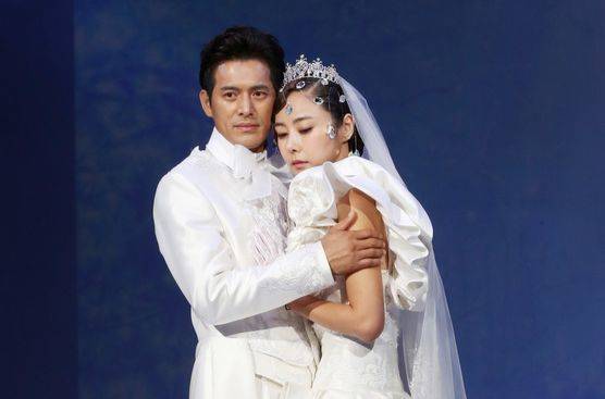 신랑신부가 머리를 맞대는 포즈는 앙드레 김 쇼의 트레이드마크였다.